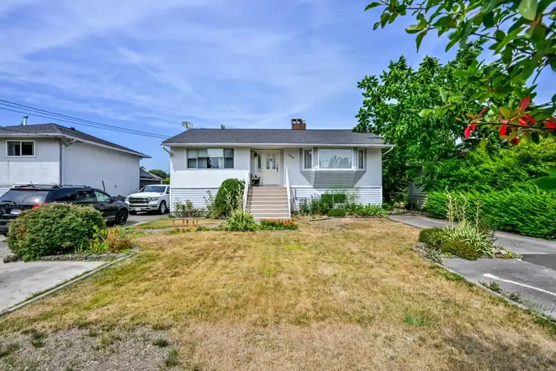 14677 111 AVENUE - photo 2 of 23
