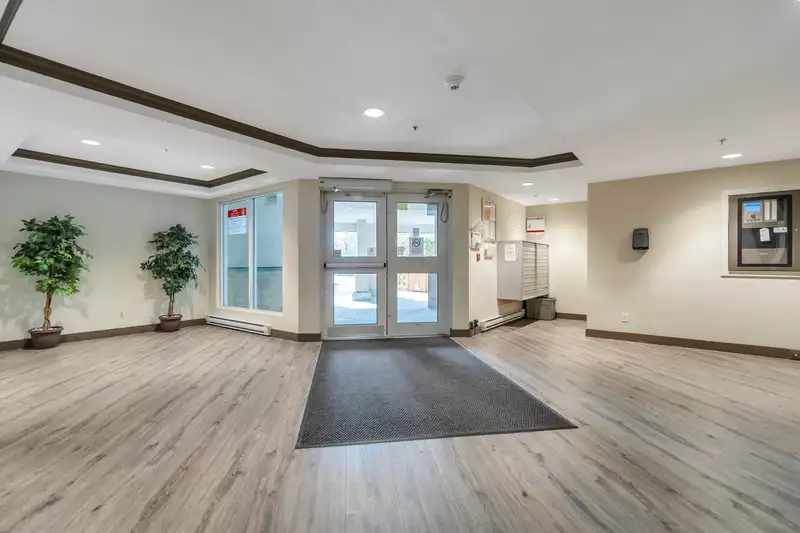 113 10533 UNIVERSITY DRIVE - photo 3 of 34