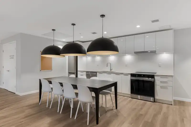 405 14257 103A AVENUE - photo 3 of 7