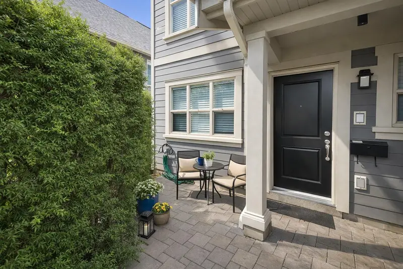 4172 WELWYN STREET - photo 4 of 25