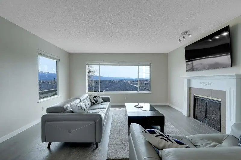 208 1140 CASTLE CRESCENT - photo 4 of 25