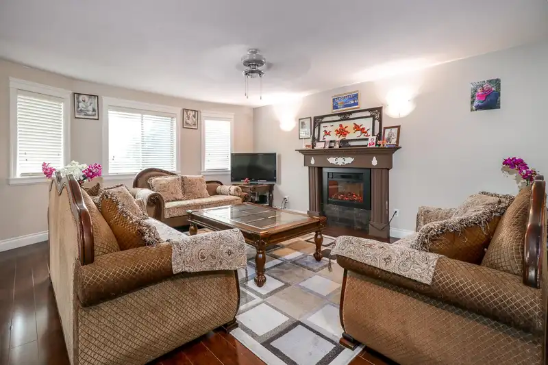 13025 96 AVENUE - photo 4 of 15