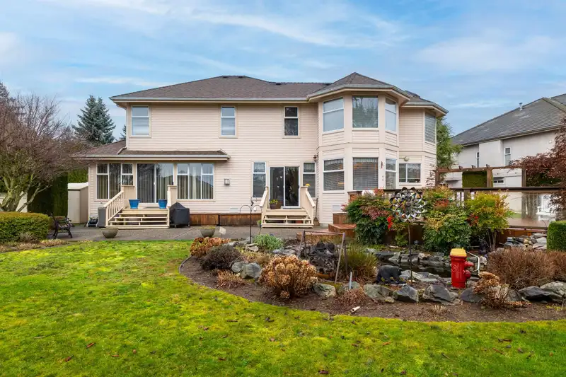 12268 57 AVENUE - photo 3 of 40