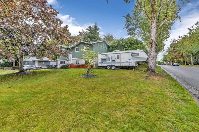6346 183 STREET - photo 2 of 32