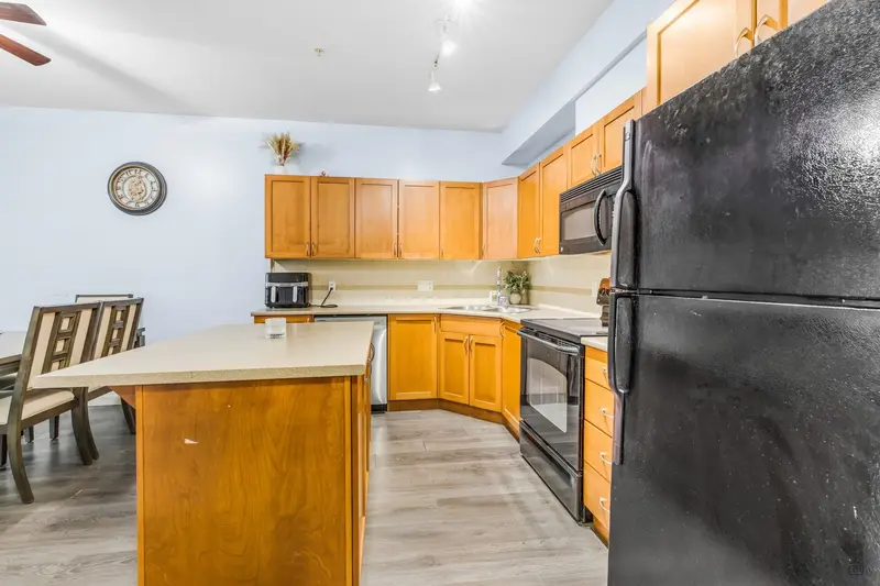 203 33318 E BOURQUIN CRESCENT - photo 4 of 16