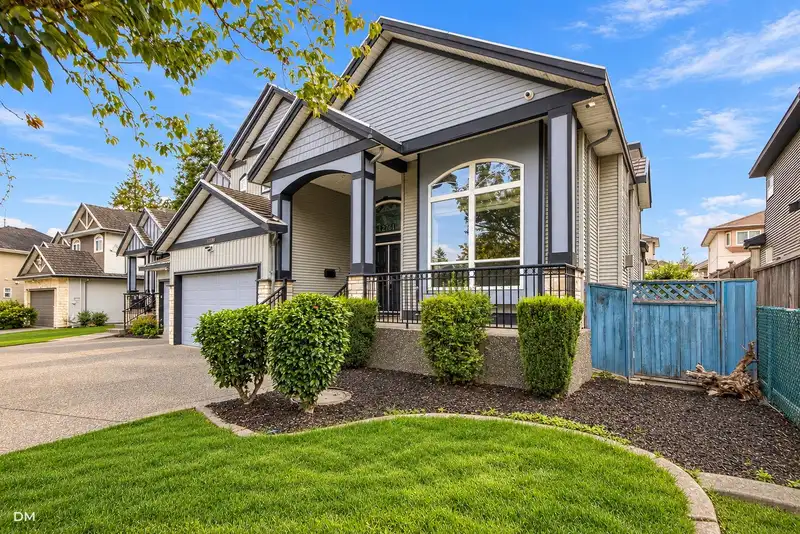 12761 60A AVENUE - photo 4 of 40