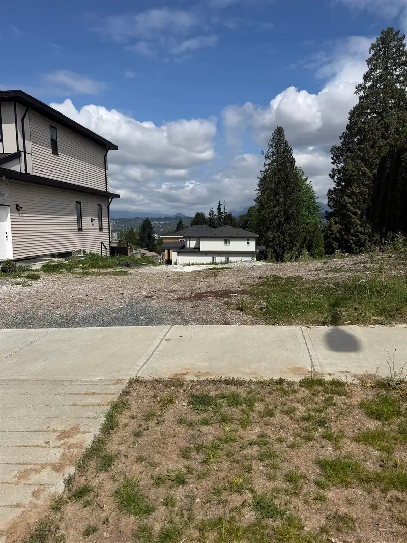 13875 114 AVENUE - photo 2 of 4