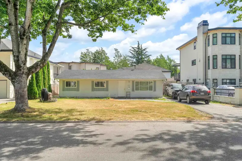 6992 131 STREET - photo 1 of 5