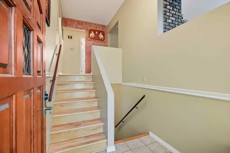 15676 97A AVENUE - photo 2 of 32