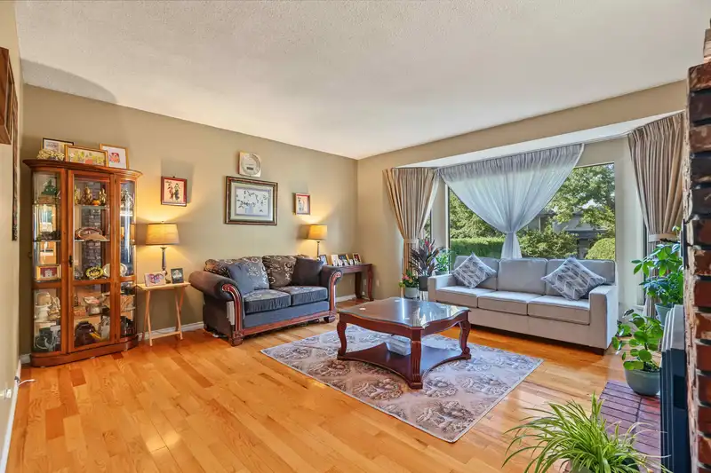 15676 97A AVENUE - photo 4 of 32