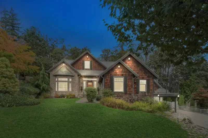 16095 77 AVENUE - photo 1 of 40