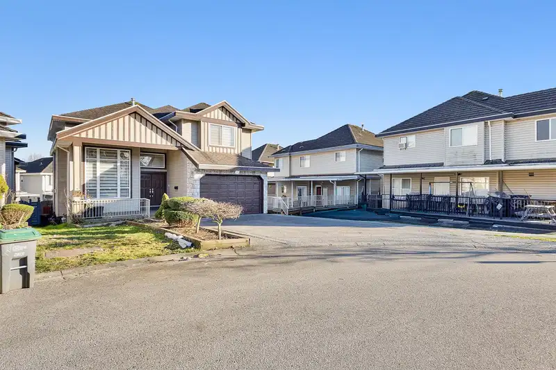 14516 81 AVENUE - photo 3 of 39