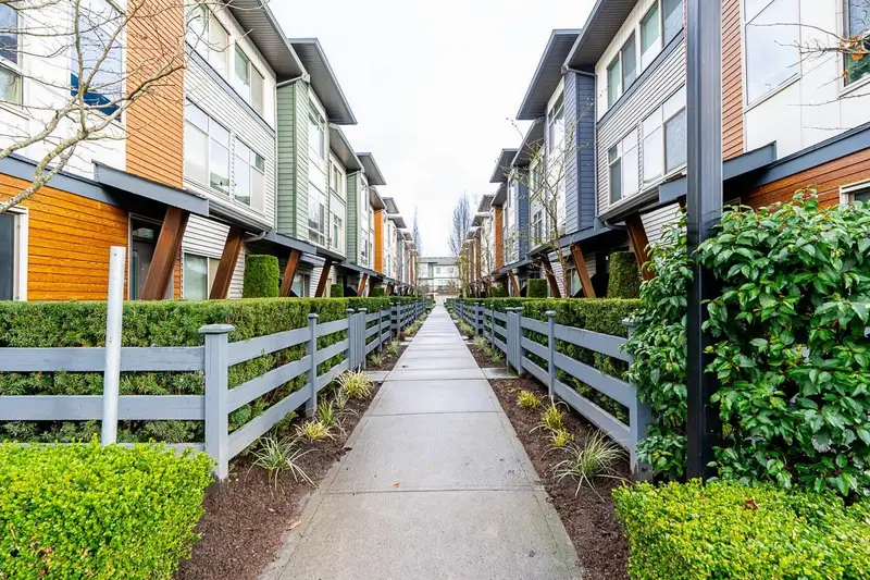 151 8473 163 AVENUE - photo 2 of 25