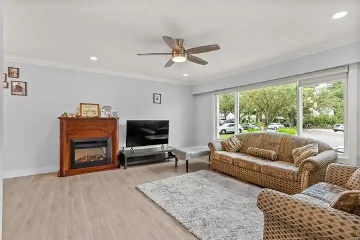 15077 86B AVENUE - photo 2 of 20
