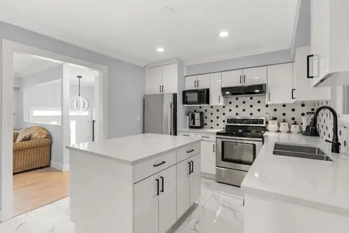 15077 86B AVENUE - photo 4 of 20