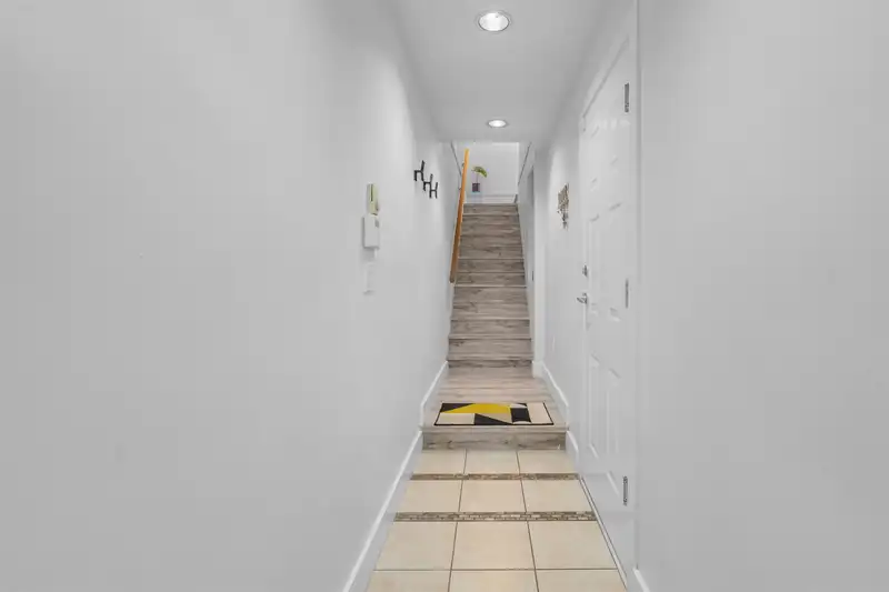 174 16177 83 AVENUE - photo 4 of 23