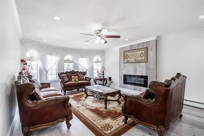 14298 90 AVENUE - photo 2 of 9