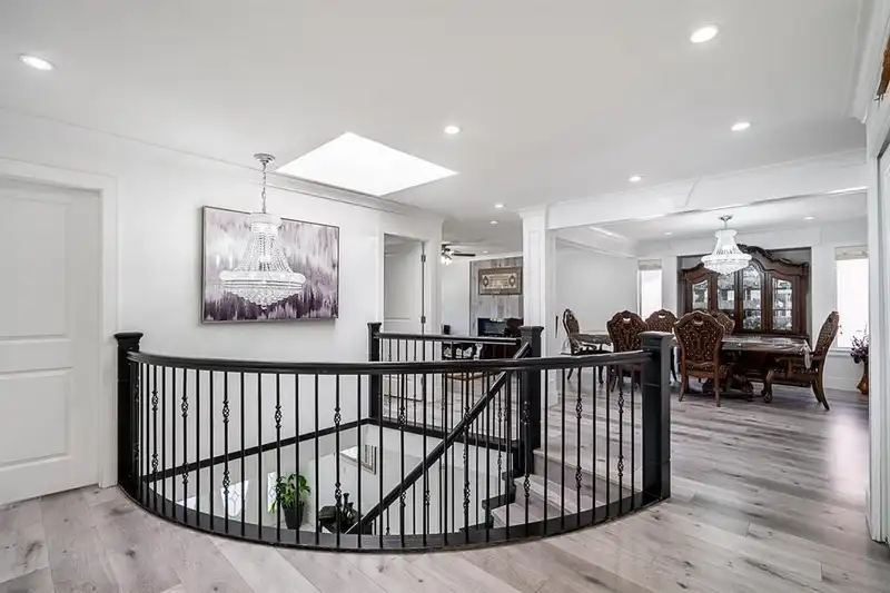 14298 90 AVENUE - photo 3 of 9