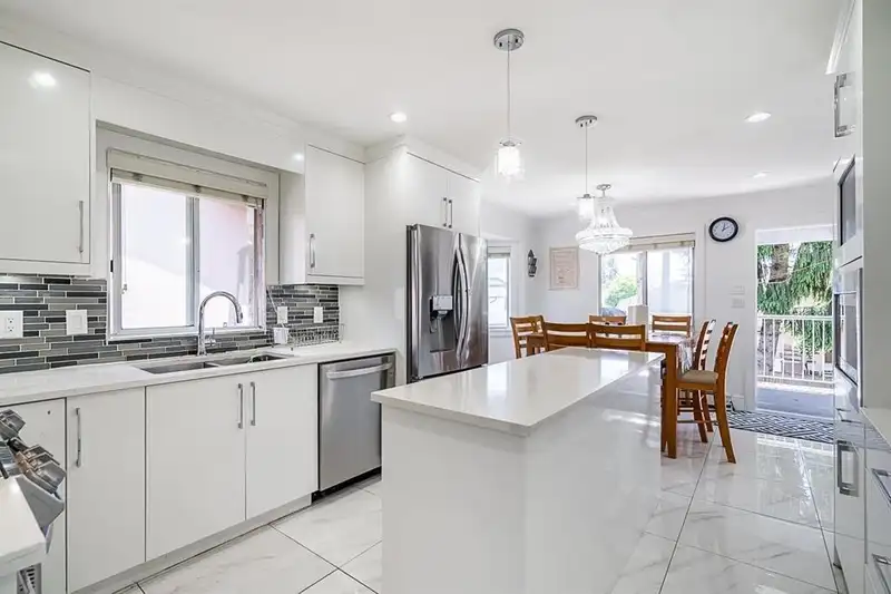 14298 90 AVENUE - photo 4 of 9