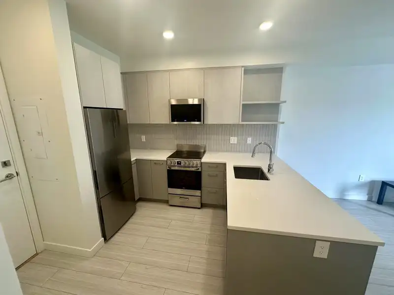 324 10777 138 STREET - photo 3 of 18