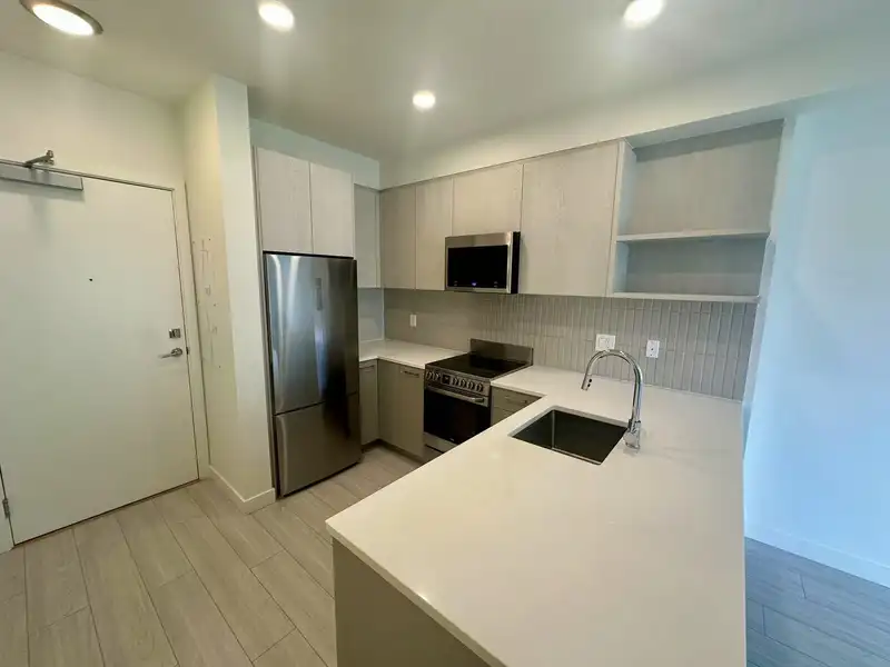 324 10777 138 STREET - photo 4 of 18