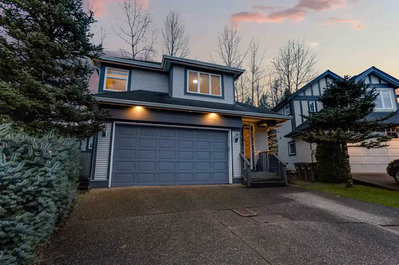 7450 147 STREET - photo 2 of 39