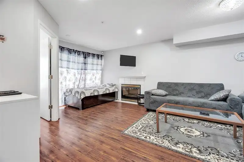 302 12130 80 AVENUE - photo 1 of 15
