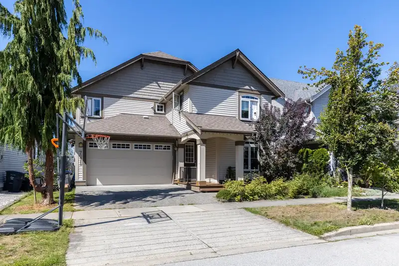 7071 177A STREET - photo 2 of 39
