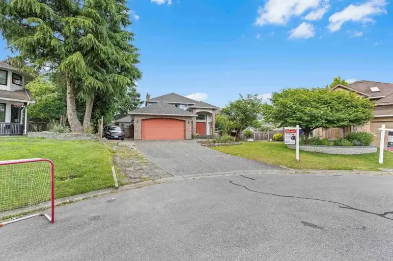 14247 86 AVENUE - photo 1 of 34