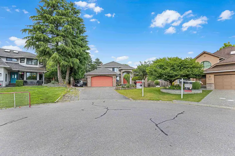 14247 86 AVENUE - photo 4 of 34
