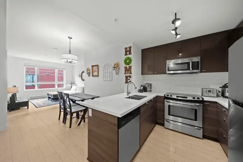104 13925 FRASER HIGHWAY - photo 2 of 16