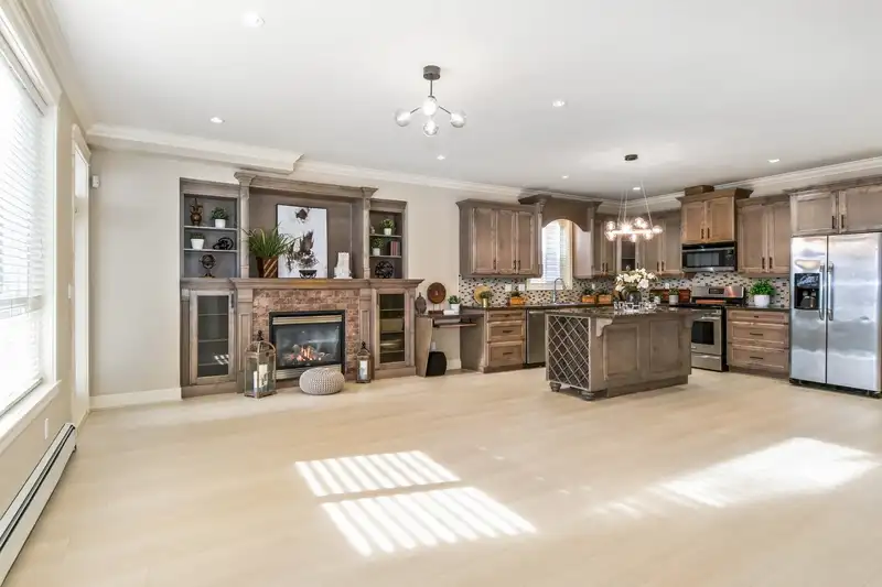 19478 72 AVENUE - photo 4 of 38