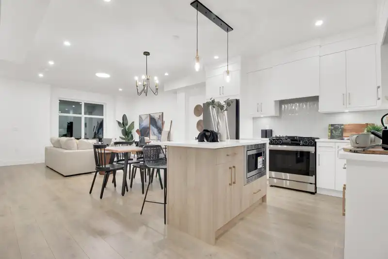 21 12770 105 AVENUE - photo 2 of 35
