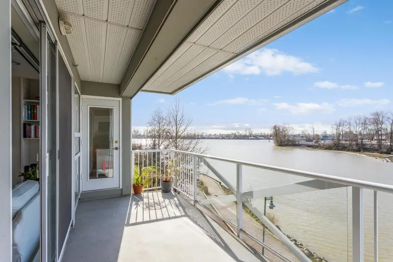 306 1820 E KENT AVENUE SOUTH - photo 1 of 25