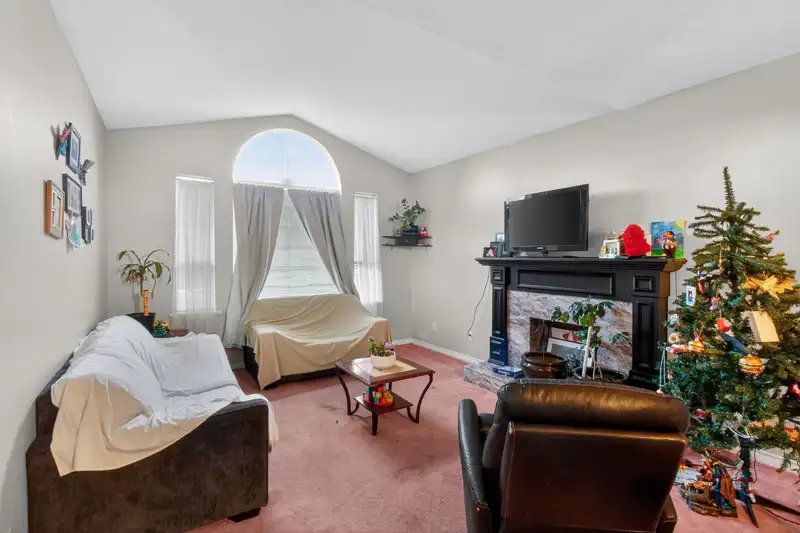 7903 164 STREET - photo 3 of 22