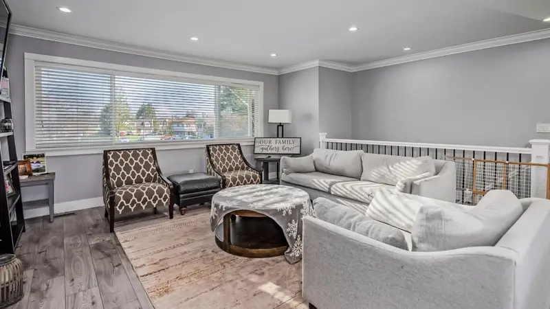 6096 49 AVENUE - photo 3 of 25