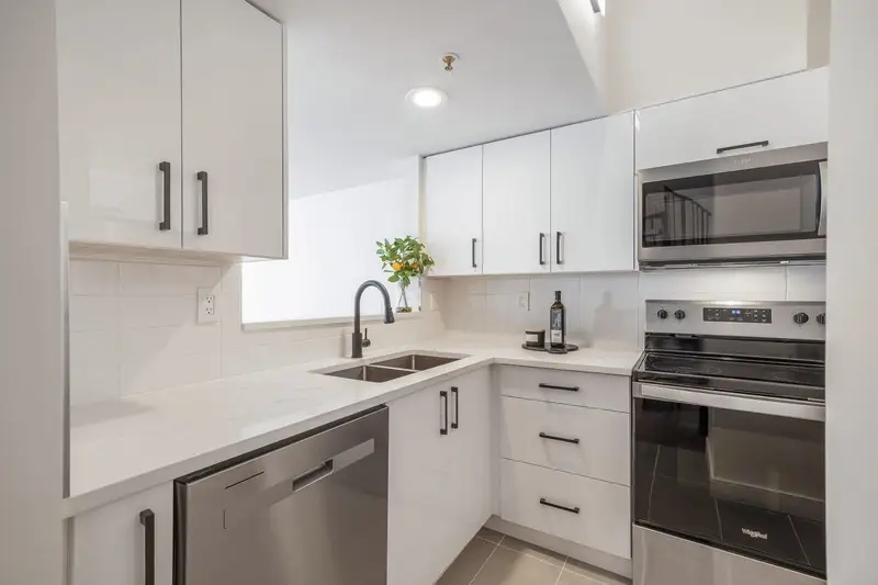 410 14355 103 AVENUE - photo 2 of 17