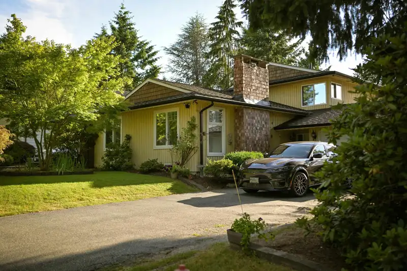 7335 141A STREET - photo 3 of 22