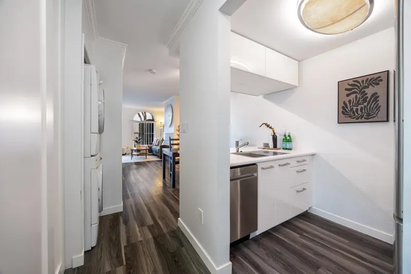 103 2110 CORNWALL AVENUE - photo 3 of 25