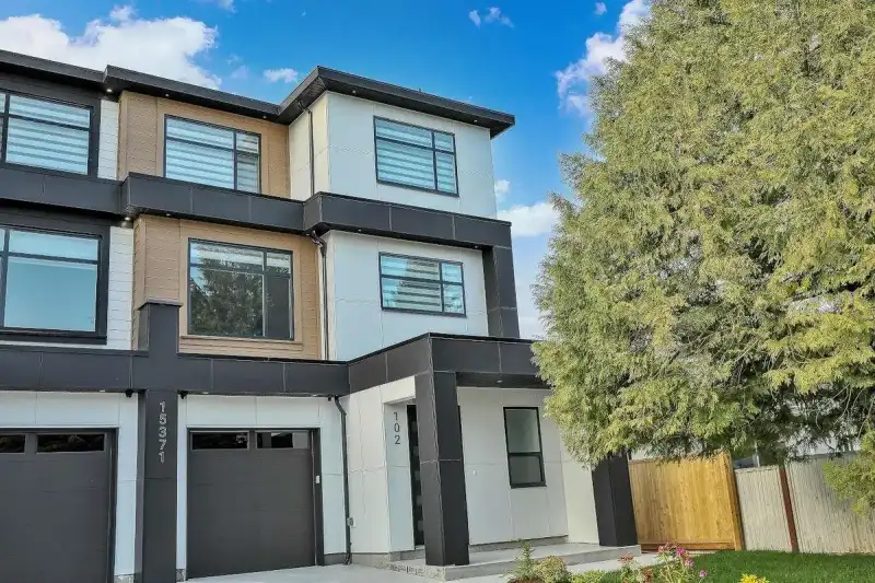 102 15371 94 AVENUE - photo 1 of 40