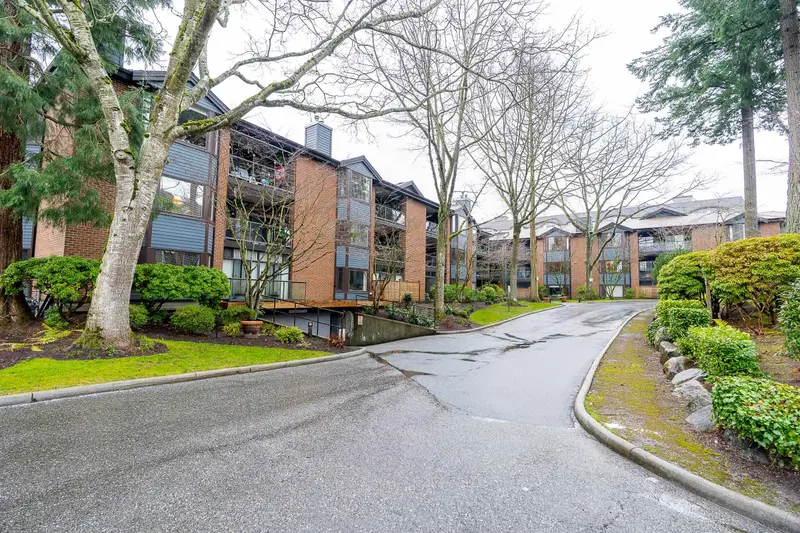 312 15300 17 AVENUE - photo 3 of 25