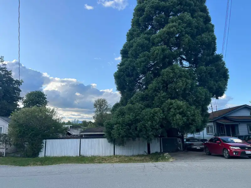 12473 114 AVENUE - photo 1 of 13