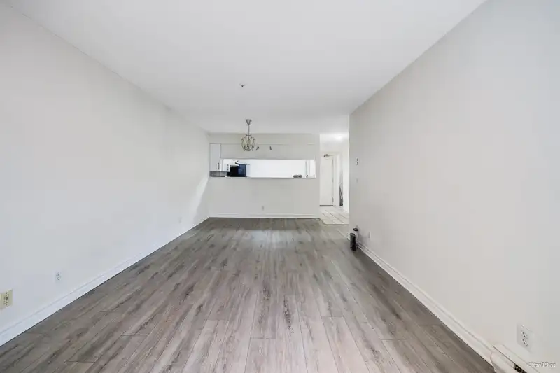 C302 9848 WHALLEY BOULEVARD - photo 4 of 18