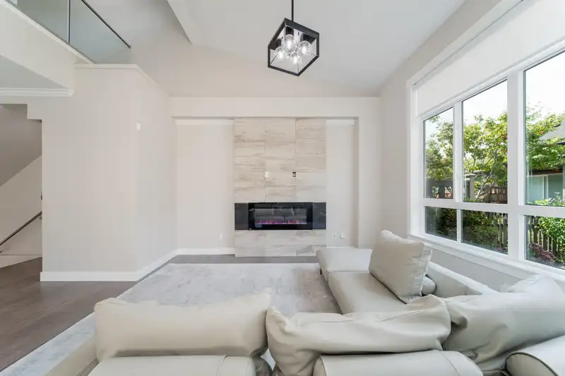 82 17033 FRASER HIGHWAY - photo 2 of 40