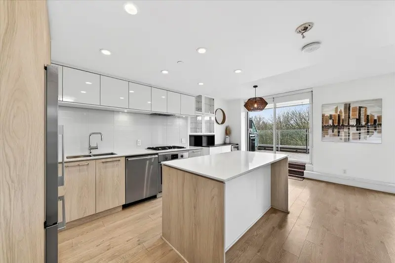 610 680 SEYLYNN CRESCENT - photo 3 of 25