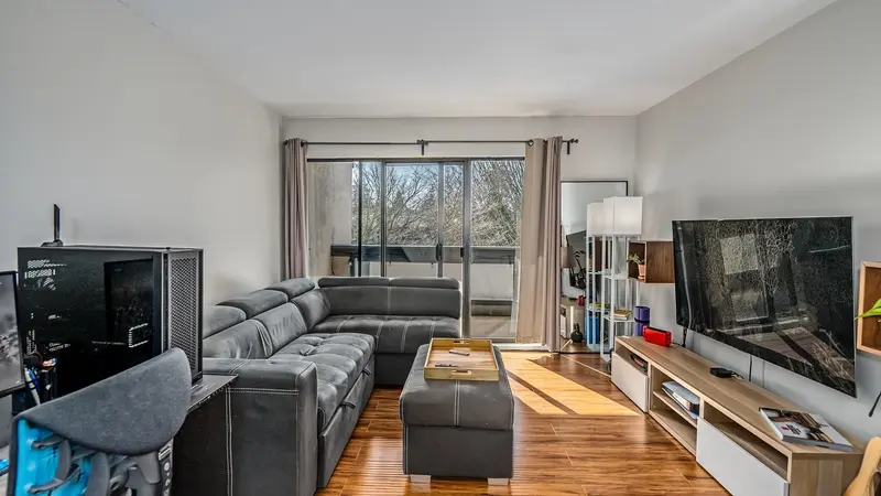 305 975 W 13TH AVENUE - photo 4 of 19