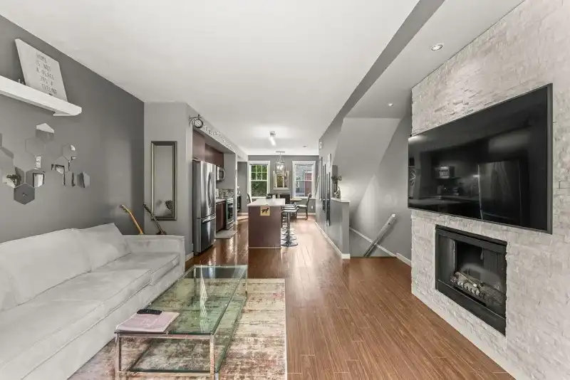 38 18983 72A AVENUE - photo 1 of 25