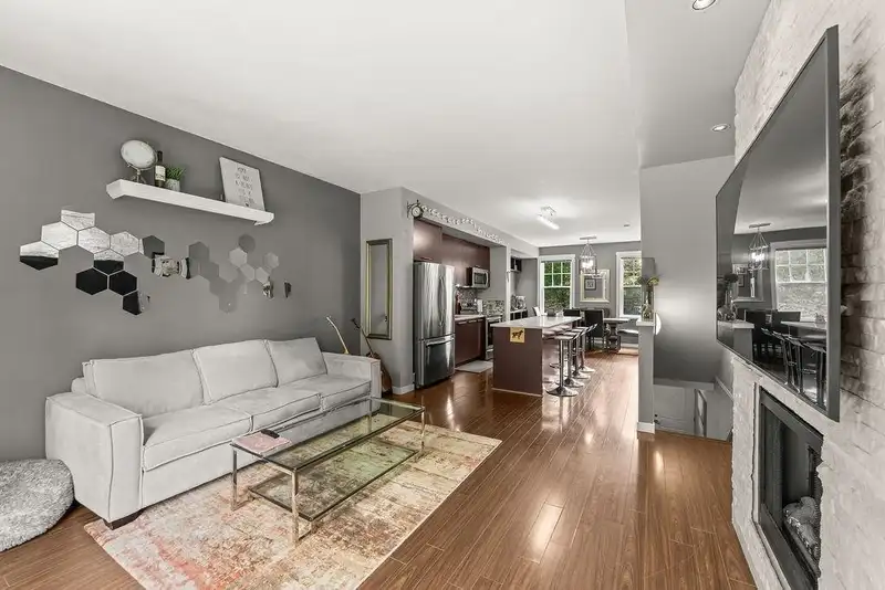 38 18983 72A AVENUE - photo 2 of 25