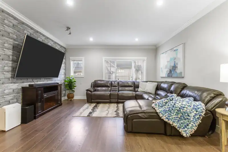 75 19097 64 AVENUE - photo 2 of 35