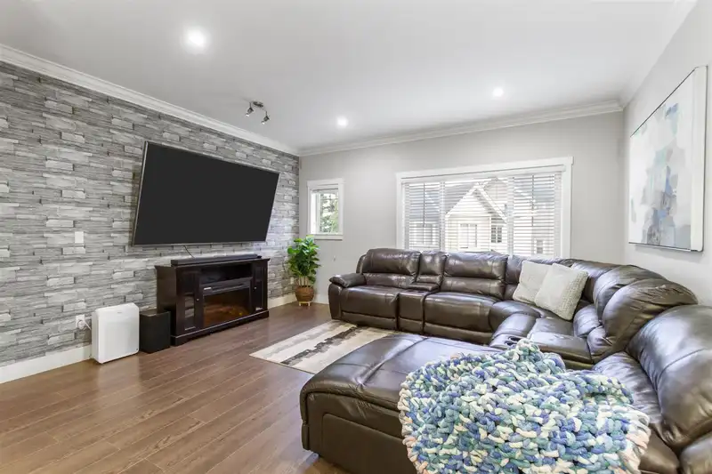75 19097 64 AVENUE - photo 3 of 35